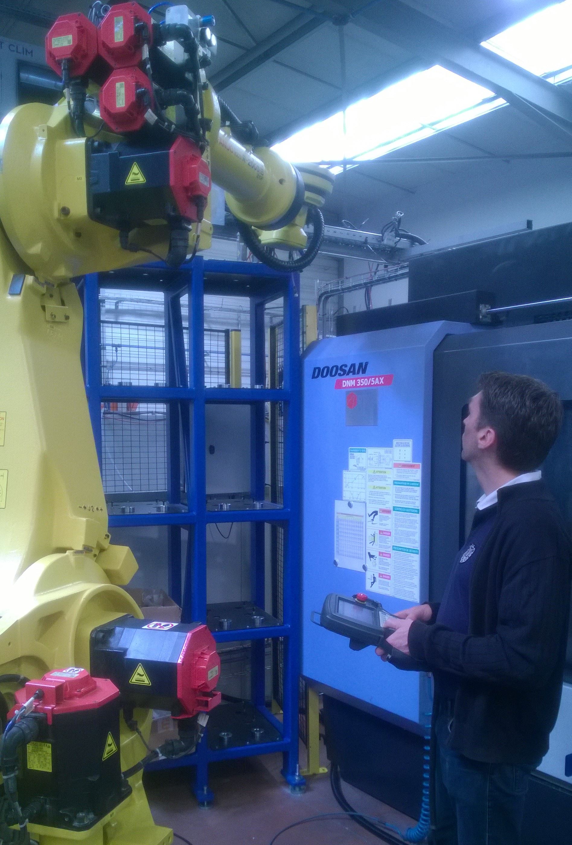 Programmation d'un robot Fanuc par le teach pendant pour chargement de machine d'usinage dans l'aéronautique